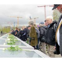 7298 Tafeln mit den Namen der Deportierten werden mit weissen Rosen geschmückt. | Lohseplatz - Lohsepark, Gedenkstätte Hamburger Hafencity.